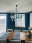 Blauer Kristallkronleuchter mit PK500-Schliff im Innenraum des Wohnzimmers