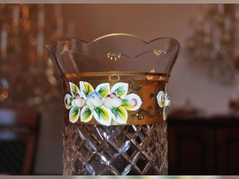 Die Zwiebelvase ist mit emaillierten Blumen und Goldmalerei verziert.