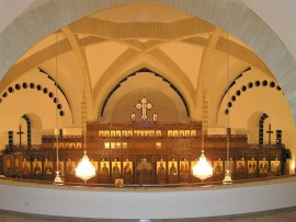 Blick auf Kronleuchter, die von der hohen Decke der Kirche hängen 1