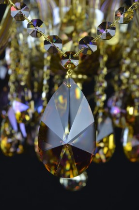 Eine Probe einer farbigen metallisierten Kristallmandel